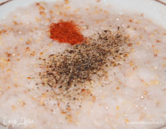 Хорошо вымешиваем, добавляем паприку и черный молотый перец.