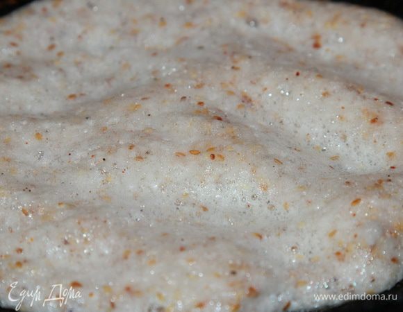 Еще раз взбиваем до однородности. Я использовала сковороду с антипригарным покрытием, но можно и простую сковороду использовать, добавив масло, как на выпечку обыкновенных блинчиков. С данного количества выпекаем два блинчика. С одной стороны.