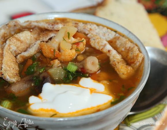 Собираем суп: наливаем в тарелку суп, добавляем сметану и выкладываем сверху полоски омлета. Омлет с кунжутом придаст супу свою, неповторимую нотку. Смачного! 