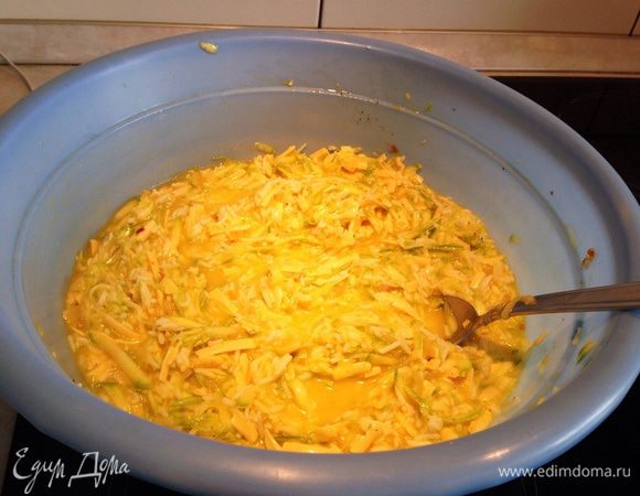 Ко всем ингредиентам добавить 3 яйца, перемешать. Посолить и поперчить по вкусу...