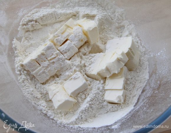 Муку просеять. Добавить сливочное масло, порубить до состояния крошки.