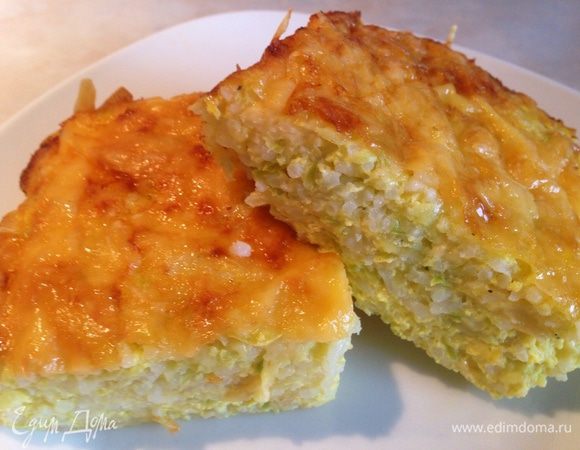 Немного остудить в форме, подавать горячей, можно со сметаной, можно с любым соусом на Ваш вкус. В холодной виде запеканка тоже очень вкусная. Приятного аппетита!