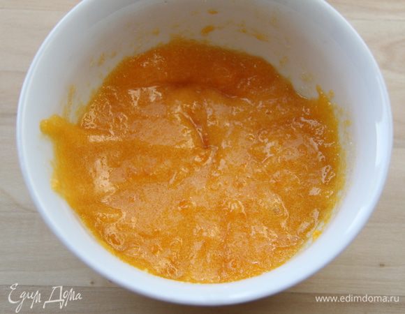 Желтки соединить с сахаром.