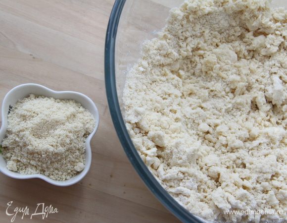 К сливочной крошке добавить миндальную муку (или измельчённый миндаль).