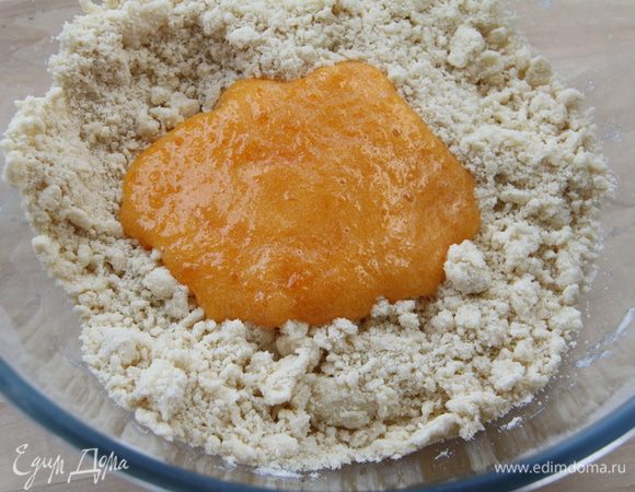 Соединить мучную смесь с яичной.