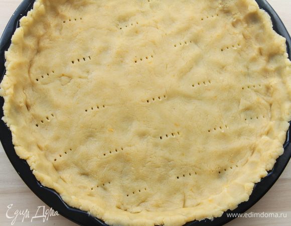 Тесто распределить по форме, наколоть вилкой и убрать в холодильник.
