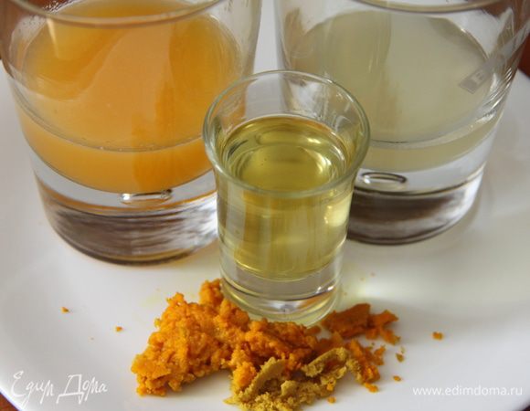 Приступим к приготовлению начинки. Натереть цедру с лимона и апельсина, выжать лимонный и апельсиновый сок. От себя (в оригинальном рецепте этого нет) добавила рюмочку самодельного апельсинового ликёра.