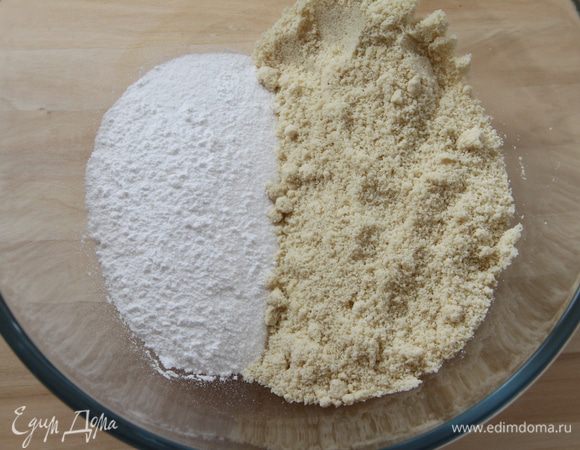 Соединить сахарную пудру и измельчённый миндаль (я взяла миндальную муку)