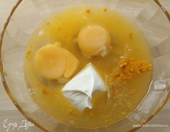 Соединить яйца, апельсиновый и лимонный соки, цедру и масло. Взбить слегка венчиком.