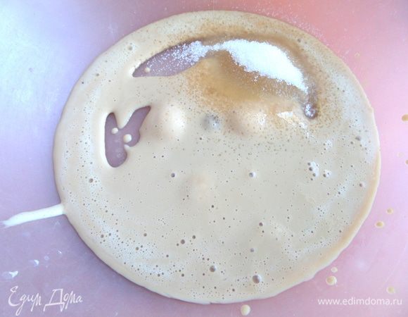 Берём большую миску и даём растопится дрожжам (у меня замороженные были) с сахаром.