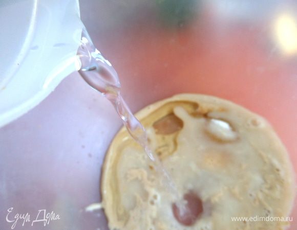 Чашку тёплой воды.