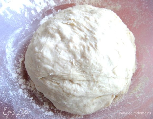 Но постепенно тесто превращается в пышный колобок. Оставляем его в покое под крышкой и уносим в тёплое помещение без сквозняков.