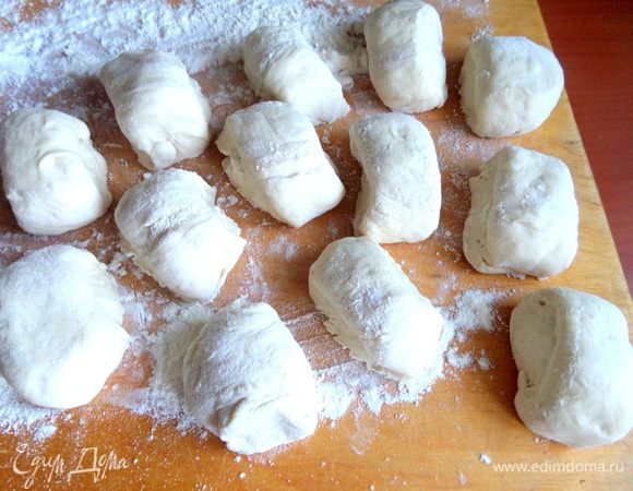 Обильно посыпаем мукой доску,немного обомнём на ней тесто и разделим на небольшие шарики размером с яйцо.