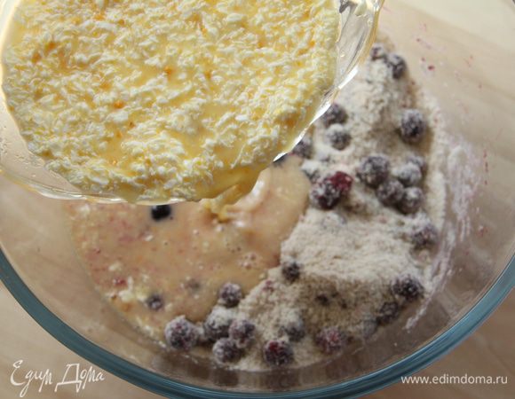 Добавить масляно-яичную смесь, перемешать.