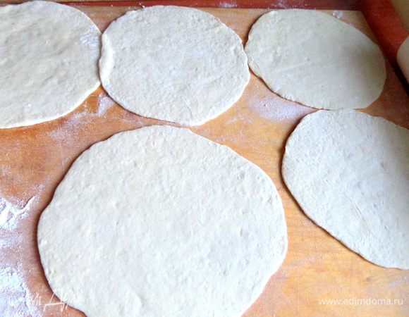 Я сделала ошибку и по-старинке увлеклась и раскатала несколько лепешек заранее,но у нас жарко было и лепёшки немного подсохли и видно не было сил у них резко и высоко подняться)))
