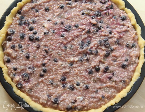 Начинку перемешать и выложить на корж. Верх присыпать миндальными лепестками (или тонко нарезанным миндалём). Выпекать при 170*С примерно 40 минут (верх можно прикрыть фольгой, чтобы края коржа не подгорели).