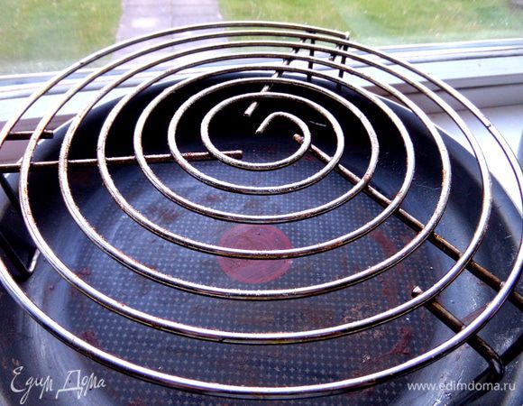 И ещё! В форме тефлоновой тоже плохо поднялись и я решила взять вот такую решётку от микроволновки,так как везде советуют их печь прямо в духовке на решётке,но вынимать её туда-сюда проблематично!