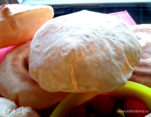 Готовность проверяла,потрогав пальчиком верх и если он прожимался,то ещё держала,весь верх должен схватится,иначе просядет. На остальных фото у меня перевёрнутые лепёшечки,так как снизу они получились ну очень аппетитные)))