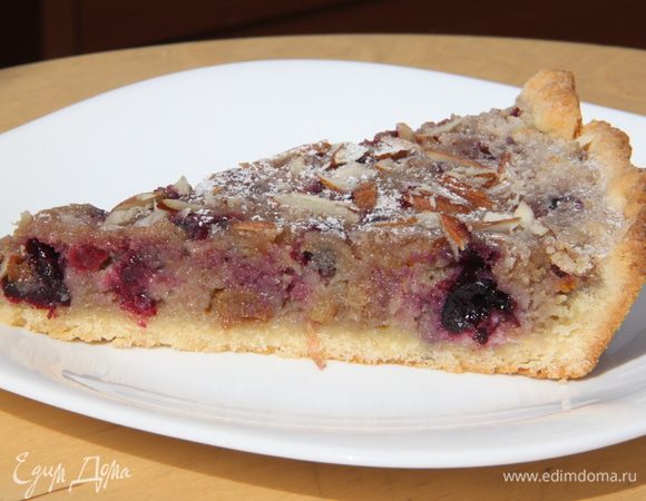 Дать пирогу немного остыть. Присыпать сахарной пудрой. Подавать в тёплом или холодном виде. Приятного аппетита!