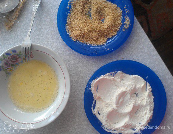 В отдельных емкостях смешать яйца и молоко, добавив соль и перец. Муку так же смешать с солью и перцем. В отдельную тарелку высыпать панировочные сухари.