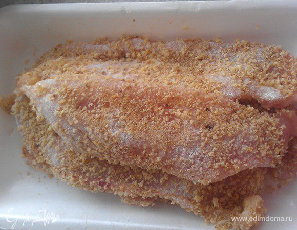 Куриное филе слегка обмокнуть в муке, затем в яичной смеси и панировочных сухарях.