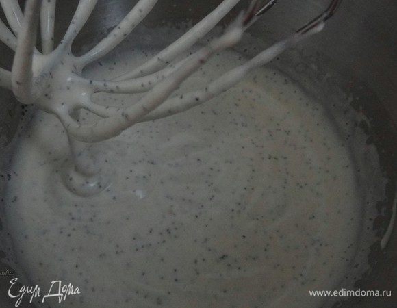 Постепенно добавить мак, ванильный экстракт, лимонный сок и цедру лимона.