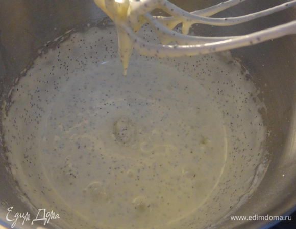 Смешать в отдельной мисочке сухие ингредиенты: муку, сухое молоко и разрыхлитель. Ввести в тесто и быстро смешать на высоких оборотах миксера. Это бисквитное тесто, поэтому долгое вымешивание не способствует его пышности и воздушности. Получится густое, сметановидное тесто.
