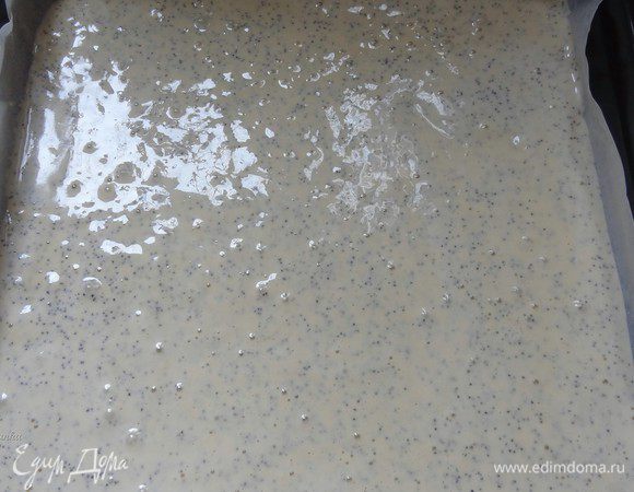 Противень застелить пергаментной бумагой для выпечки бумагой и лопаткой распределить тесто по всей поверхности толщиной 1-1,5 см. в виде прямоугольника. Утолщить края, чтобы при выпечки тесто с краев не подгорело. Выпекать бисквит при температуре 200° С примерно 5-6 минут, до момента когда корж схватился и стал при нажатии упругий. Ставить рулет только (!) в разогретую духовку.