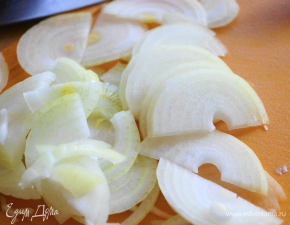 Лук нарезать полукольцами.