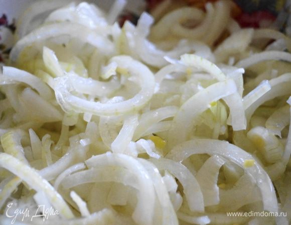 Теперь его необходимо замариновать. Для этого: лук разделить, сбрызнуть соком лимона, добавить сахар и соль. Пока отставить лук в сторону, мариноваться.