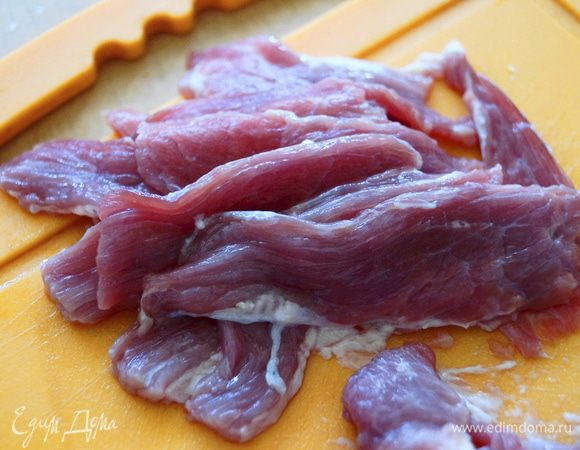 Мясо нарезать тоненькими слайсами.
