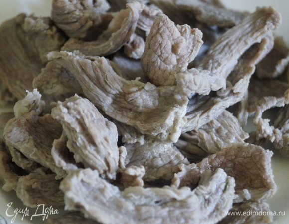 Теперь мясо необходимо отварить. Для этого ставим кастрюльку с водой на газ, даем закипеть и солим. Опускаем мясо в кипящую воду секунд на 20. Достаем и даем остыть.