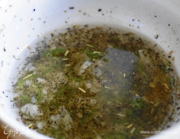 Для соуса: В оливковое масло добавляем нарезанный чеснок и перец чили. Затем сюда же добавляем сушеный базилик и бальзамический уксус. Вот где она острота.