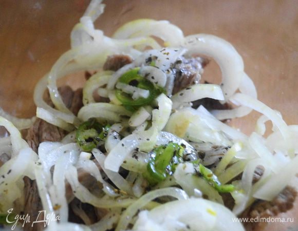 В глубокую миску выкладываем слоями мясо с маринованным луком затем соус, и так чередуем пока не закончатся ингредиенты. Затянуть миску пленкой и оставить мариноваться.