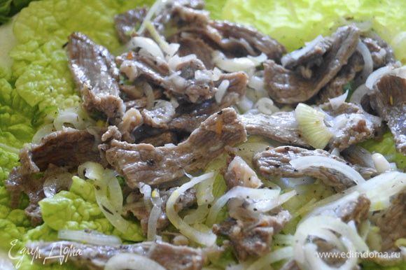Перед самой подачей салата к столу: Выкладываем на блюдо листья пекинской капусты, либо зеленый салат, затем выкладываем слой мяса с луком.
