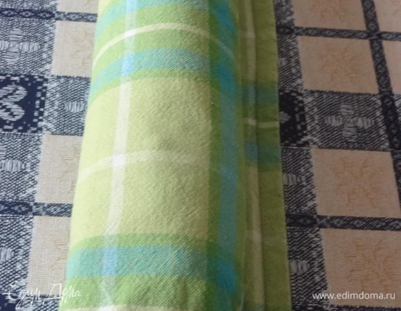 Готовый бисквит стянуть на устеленное полотенце прямо с бумагой так, чтобы пергамент оказался сверху, и завернуть вместе с полотенцем в рулет. Положить швом вниз и оставить до остывания.
