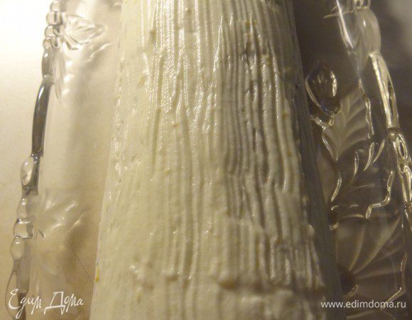 Для крема взбить сливки с сахарной пудрой. Аккуратно добавить творог. Я использовала мягкий, перетертый творог с ароматом лимона и кусочками лимонной цедры.

Раскрыть остывший бисквит, снять с него бумагу. Намазать кремом, свернуть и положить в блюдо швом вниз. Верх промазать по всей поверхности также кремом. 
Дать пропитаться 1-2 часа (я оставила на ночь).