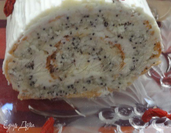 Обычно я украшаю этот рулет молотыми фисташками и ягодами, но в этот раз решила поэкспериментировать (для гостей) и украсила рулет стручками ванили и ягодами годжи. Получилось очень эффектно.