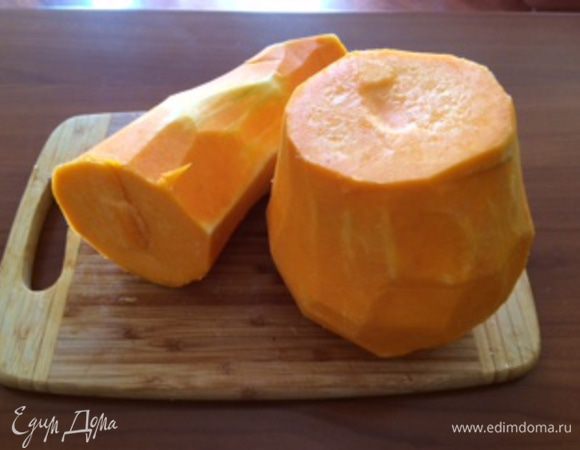 Тыкву сполосните и очистите от кожуры. 