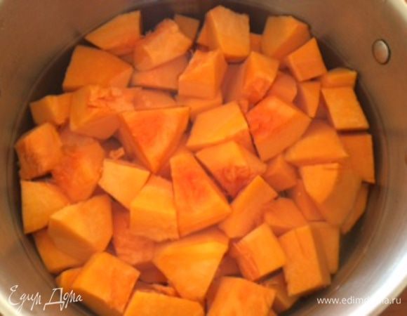 Удалите семена и нарежьте тыкву произвольными, достаточно крупными кусками. Положите в кастрюлю и залейте холодной водой вровень с тыквой (полностью покрывать тыкву водой не обязательно). Поставьте тыкву на средний огонь (6 из 9), закройте крышкой и оставьте вариться примерно минут на 40-50 до полного размягчения тыквы. Вода должна уменьшиться примерно на 1/3.