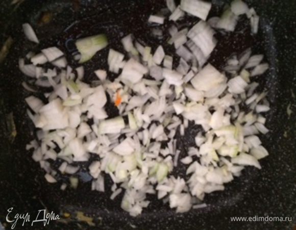 Очистите лук от шелухи, сполосните и мелко нашинкуйте. Подготовьте сковородку, добавьте 1-2 столовые ложки, и пассеруйте лук до золотистого цвета.