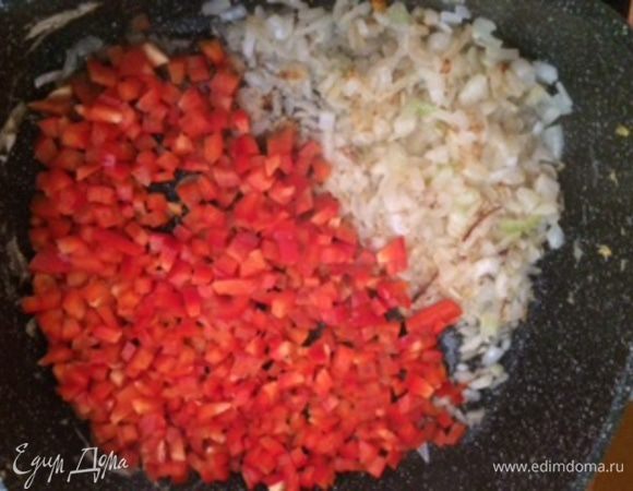 Перец вымойте, удалите семена и порежьте мелкими кусочками. После того, как лук стал золотистым, добавьте перец к луку и продолжайте пассеровать на активном огне, постоянно помешивая. Перец должен слегка поджариться.
