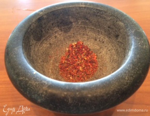 При желании, возьмите ваши любимые специи  (я беру стандартные специи к баранине, которые покупаю на вес, с добавлением кориандра и зиры). Одну столовую ложку измельчить в ступке.