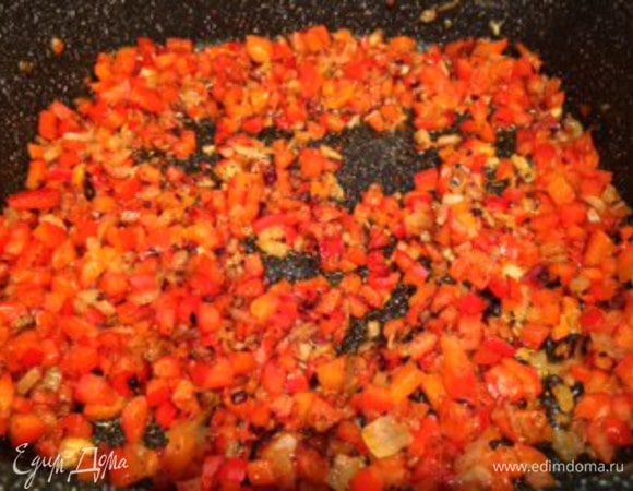 Добавить измельченные специи и соль к луку и перцу, перемешать, выключить огонь и закрыть крышкой.