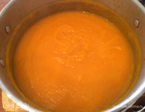 По готовности, снять тыкву с огня и измельчить блендером. Можно перед измельчением часть бульона перелить в отдельную посуду (в случае, если вы не уверены в итоговой консистенции, а затем добавлять его для получения желаемого результата по густоте супа). Лук и перец можно добавить к тыкве и измельчить все вместе.  В данном случае, я все вместе не измельчаю, а добавляю в конце.