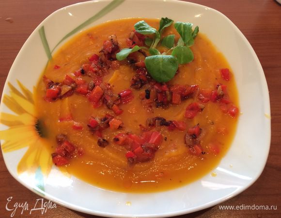 Поставьте кастрюлю обратно на средний огонь, добавьте лук и перец (если вы  не измельчали  их вместе с тыквой) и доведите до слабого кипения. Добавьте соль по вкусу. Через 2-3 минуты, выключите огонь и дайте настояться 20-30 минут. Можно подавать! 

В рецепте можно не использовать перец - в этом случае после измельчения можно добавить немного сливок и довести до кипения!

Приятного аппетита!

