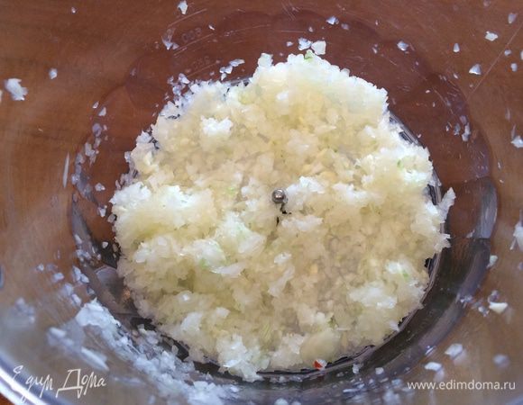 Лук и чеснок очистить, помыть и поместить в блендер (или очень мелко нашинковать, а чеснок пропустить через спец."давилку"). Чеснока я кладу 1 зубчик, т.к. ест и маленький ребенок тоже (но вкус чеснока он не почувствует), а для взрослых можно положить побольше, кто любит. 