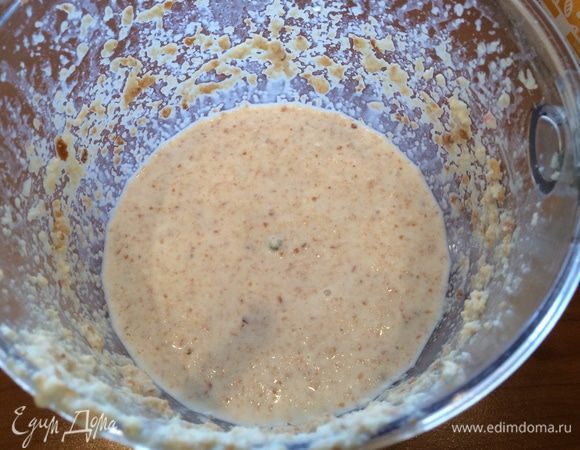 Положите (слегка отжатый хлеб, - главное, чтобы в нем осталось молоко) в блендер и измельчите до однородной смеси.