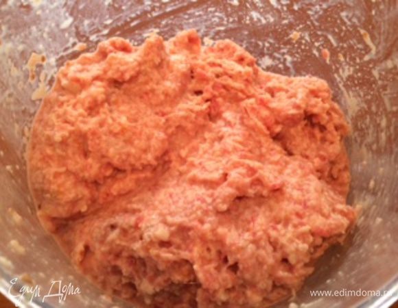 Смешайте измельченный лук, яйцо, фарш и измельченный хлеб - и тщательно замешайте руками до однородного состояния. Добавьте соль по вкусу.  Получившийся фарш не должен быть крутым, а должен быть мягким и воздушным. Если фарш получается достаточно крутой - добавьте пару столовых ложек молока, и снова перемешайте. При желаете вы можете добавить в фарш мелко рубленую зелень или несколько столовых ложек зеленого горошка, порезанной отварной морковки. Замешивать ингредиенты нужно уже ложкой, чтобы их не помять.