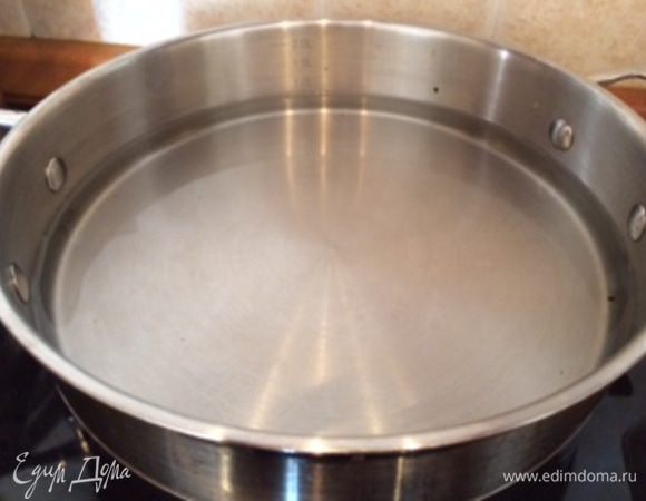 Налейте в кастрюлю/сотейник/пароварку немного воды и поставьте на плиту. Я использую сотейник и специальные вставки для готовки на пару. Смажьте решетку или плоскость пароварки (где будут размещены котлеты) растительным маслом. 